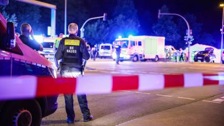 Policja na miejscu zdarzenia, fot. PAP/EPA/CLEMENS BILAN