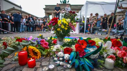 Kwiaty na miejscu tragedii w Berlinie Fot. PAP/EPA/CLEMENS BILAN