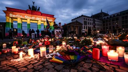 Kwiaty i znicze pod Bramą Brandenburską w Berlinie. Fot. PAP/EPA/FILIP SINGER 
