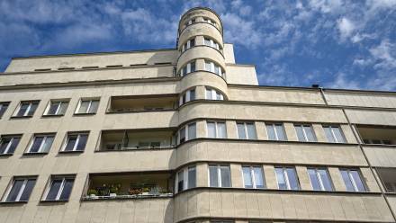 Kamienica na ulicy 3 Maja, która wchodzi w skład Modernistycznego Centrum Gdyni. Fot. PAP/Adam Warżawa