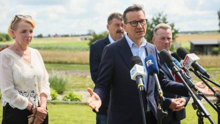 Członkowie Stowarzyszenia "Rozwój Plus": były premier Mateusz Morawiecki (2P), Anna Kwiecień (L) i Ryszard Bartosik (2L) oraz wójt gminy Górzno Waldemar Sabak (P) podczas konferencji prasowej w miejscowości Piaski. Fot. PAP/Leszek Szymański