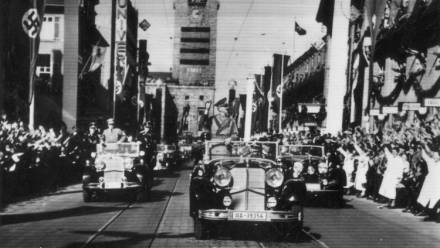 Kanclerz Rzeszy Adolf Hitler w drodze na wiec w Stuttgardzie, 1938 r./NAC