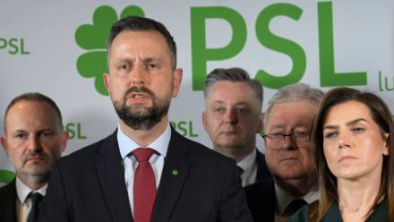 Wicepremier, minister obrony narodowej Władysław Kosiniak-Kamysz (2L), europoseł Krzysztof Hetman (L) oraz minister rolnictwa i rozwoju wsi Czesław Siekierski (2P) ; fot. PAP/Wojtek Jargiło