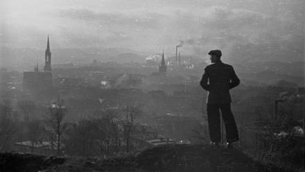Wałbrzych, listopad 1947 r. Fotoreporter Filmu Polskiego na tle panoramy miasta. Fot. PAP
