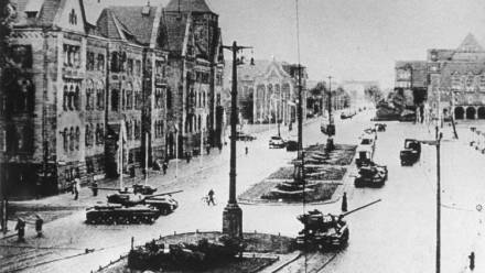 Poznań, czerwiec 1956. Robotnicy poznańskich zakładów H. Cegielskiego rozpoczęli strajk ekonomiczny. Tysięczne tłumy pojawiły się na ulicach. Następnego dnia przeciw manifestantom rzucono wojsko. Fot. Wojciech Kondracki/PAP/CAF/Reprod
