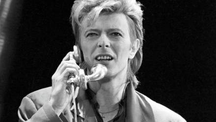 David Bowi podczas jego koncertu w Berlinie Zachodnim, w Republice Federalnej Niemiec, 6 czerwca 1987 roku. PAP/EPA/CHRIS HOFFMANN