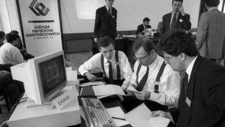 Warszawa 16 kwietnia 1991. Pierwsza sesja giełdowa w siedzibie Giełdy Papierów Wartościowych w Warszawie w dawnym budynku Komitetu Centralnego PZPR, na której notowano akcje 5 spółek: Tonsilu, Próchnika, Krosna, Kabli, Exbudu. gr PAP/Cezary Słomiński