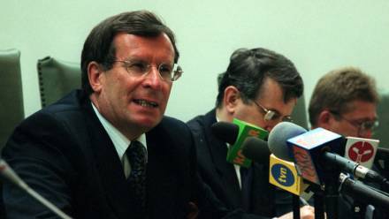 Witold Kulesza /L/, szef pionu śledczego IPN podczas konferencji dotyczącej śledztwa w sprawie zbrodni w Jedwabnem, Warszawa, 5 czerwca 2001r. Fot. PAP/Piotr Rybarczyk