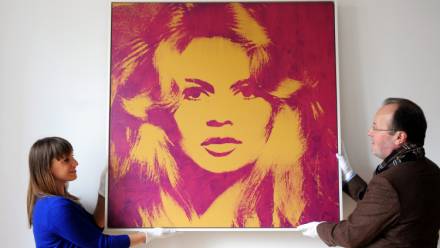 Pracownicy galerii Florian Sundheimer trzymają portret Brigitte Bardot autorstwa Andy'ego Warhola podczas prezentacji przedmiotów aukcyjnych Guntera Sachsa w Monachium, Niemcy, 23 kwietnia 2012 r. Fot. EPA/ANDREAS GEBERT Strona: PAP/EPA