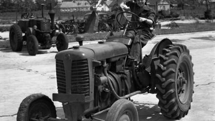 Polska 1955 r. „Kobiety na traktory”. Fot. PAP/CAF