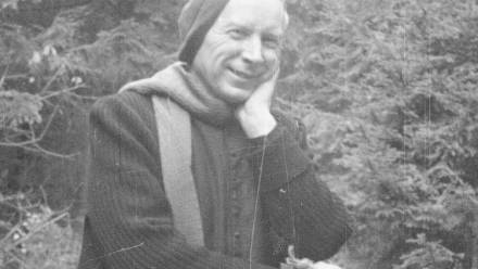 Prymas Polski Stefan Wyszyński podczas internowania w Komańczy, 1956 r. Fot. Porębski Stanisław/NAC