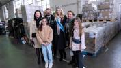 Miss World Karolina Bielawska podczas wizyty w Punkcie Recepcyjnym oraz Centralnym Punkcie Zbiórki Darów dla Ukrainy na terenie MTP w Poznaniu, fot. PAP/Jakub Kaczmarczyk