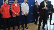 Od lewej: medaliści w skokach narciarskich Kacper Tomasiak i Paweł Wąsek, Władimir Semirunnij, srebrny medalista w łyżwiarstwie szybkim na 10 000m oraz Jakub Rutnicki, minister sportu i turystyki. Fot. PAP/Piotr Nowak