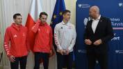 Od lewej: medaliści w skokach narciarskich Kacper Tomasiak i Paweł Wąsek, Władimir Semirunnij, srebrny medalista w łyżwiarstwie szybkim na 10 000m oraz Jakub Rutnicki, minister sportu i turystyki. Fot. PAP/Piotr Nowak