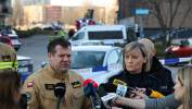 Mazowiecki Komendant Wojewódzki PSP nadbryg. Artur Gonera (L) i oficer prasowa Komendanta Rejonowego Policji Warszawa II asp. szt. Marta Haberska (P) podczas wypowiedzi dla mediów na miejscu pożaru na warszawskim Ursynowie Fot. PAP/Paweł Supernak