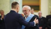 Prezydent RP Karol Nawrocki oraz odznaczony Orderem Orła Białego rzeźbiarz prof. Stanisław Radwański. Fot. PAP/Leszek Szymański