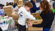 Pakowanie paczek z darami w ramach akcji Paczka dla Rodaka i Bohatera na Kresach – Wielkanoc 2026, w siedzibie Banku Żywności im. Jacka Kuronia w Szczecinie. Fot.  PAP/Marcin Bielecki