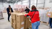 Pakowanie paczek z darami w ramach akcji Paczka dla Rodaka i Bohatera na Kresach – Wielkanoc 2026, w siedzibie Banku Żywności im. Jacka Kuronia w Szczecinie. Fot.  PAP/Marcin Bielecki