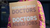 Protest lekarzy rezydentów w Wielkiej Brytanii. Fot. PAP/ EPA/ADAM VAUGHAN 