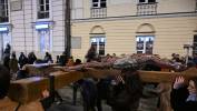 Uczestnicy Centralnej Drogi Krzyżowej na ulicach Warszawy w Wielki Piątek. Fot. PAP/Radek Pietruszka