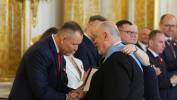 Prezydent Karol Nawrocki (L) i odznaczony Orderem Orła Białego reżyser Lech Majewski (P). Fot. PAP/Paweł Supernak