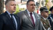 Zastępca szefa Kancelarii Prezesa Rady Ministrów Jakub Stefaniak (L) i Andrzej Dudziński (2L) z ambasady RP. Fot. PAP/Valdemar Doveiko