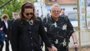 Dziennikarz Wojciech Mann (P) w drodze na uroczystości pogrzebowe Andrzeja Olechowskiego Fot. PAP/Rafał Guz