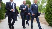Premier Donald Tusk (P), szef Gabinetu Politycznego Prezesa Rady Ministrów Paweł Graś (C) oraz szef KPRM Jan Grabiec (2P) w drodze na uroczystości pogrzebowe Andrzeja Olechowskiego Fot. PAP/Rafał Guz