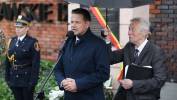 Prezydent m.st. Warszawy Rafał Trzaskowski (C) podczas odsłonięcia tablicy pamiątkowej kpt. Jerzego Mindziukiewicza „Jura”. Fot. PAP/Tomasz Gzell