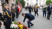 Prezydent m.st. Warszawy Rafał Trzaskowski (C) podczas odsłonięcia tablicy pamiątkowej kpt. Jerzego Mindziukiewicza „Jura”. Fot. PAP/Tomasz Gzell