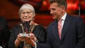 Laureatka nagrody "Wybitny Polak", dyrygentka Agnieszka Duczmal (L) i czterokrotny mistrz olimpijski w chodzie sportowym Robert Korzeniowski (P). Fot. PAP/Marcin Obara