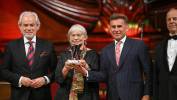 Laureatka nagrody "Wybitny Polak", dyrygentka Agnieszka Duczmal (2L), czterokrotny mistrz olimpijski w chodzie sportowym Robert Korzeniowski (2P), senator KO Adam Szejnfeld (L) i prezes zarządu Fundacji Polskiego Godła Promocyjnego „Teraz Polska” Krzysztof Przybył (P). Fot. PAP/Marcin Obara