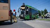 Miejsce zderzenia autobusu z tramwajem. Fot. PAP/Jakub Kaczmarczyk