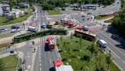 Miejsce zderzenia autobusu z tramwajem. Fot. PAP/Jakub Kaczmarczyk