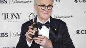 John Lithgow pozuje z nagrodą za najlepszy występ aktora pierwszoplanowego w sztuce teatralnej za sztukę „Olbrzym” w sali prasowej 79. dorocznej gali rozdania nagród Tony w Nowym Jorku. Fot. PAP/EPA/OLGA FEDOROVA
