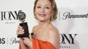 Lesley Manville pozuje z nagrodą za najlepszą rolę pierwszoplanową w sztuce teatralnej za „Edypa” w sali prasowej 79. dorocznej gali rozdania nagród Tony w Nowym Jorku. Fot. PAP/EPA/OLGA FEDOROVA