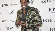 Joshua Henry pozuje z nagrodą za najlepszy występ aktora pierwszoplanowego w musicalu „Ragtime” w sali prasowej 79. dorocznej gali rozdania nagród Tony w Nowym Jorku. Fot. PAP/EPA/OLGA FEDOROVA