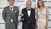 Lorne Michaels (środek) pozuje z nagrodą za najlepszy musical za „Schmigadoon!” w sali prasowej 79. dorocznej gali rozdania nagród Tony w Nowym Jorku. Fot. PAP/EPA/OLGA FEDOROVA