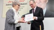 Dziennikarz i działacz mniejszości polskiej na Białorusi Andrzej Poczobut (P) i prezes zarządu Światowego Stowarzyszenia Mediów Polonijnych Teresa Sygnarek (L). Fot. PAP/Leszek Szymański