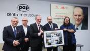 Dziennikarz i działacz mniejszości polskiej na Białorusi Andrzej Poczobut (C), Dyrektor Generalny PAP Marek Błoński (2P), Redaktor Naczelny PAP Wojciech Tumidalski (L), Z-ca Dyrektora Generalnego PAP Paweł Kostrzewa (2L) i autor kolażu Patryk Koch (P). Fot. PAP/Leszek Szymański
