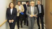 Wicemarszałek Sejmu Monika Wielichowska (L), kardiolog Robert Zymliński (P) i rektor Uniwersytetu Medycznego im. Piastów Śląskich we Wrocławiu Piotr Ponikowski (2P) w nowej Klinice Kardiologii i Kardiochirurgii Dziecięcej w Uniwersyteckim Szpitalu Klinicznym (USK) we Wrocławiu. Fot. PAP/Krzysztof Ćwik