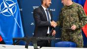 Szef Agencji Uzbrojenia gen. bryg. Artur Kuptel (P) i prezes Zarządu Fabryki Broni „Łucznik” w Radomiu Seweryn Figurski (L). Fot. PAP/Piotr Polak