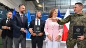 Wicepremier, minister obrony narodowej Władysław Kosiniak-Kamysz (L), szef Agencji Uzbrojenia gen. bryg. Artur Kuptel (P), prezes Zarządu Fabryki Broni „Łucznik” w Radomiu Seweryn Figurski (2L) i wiceminister obrony narodowej Magdalena Sobkowiak-Czarnecka (2P). Fot. PAP/Piotr Polak
