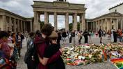 Upamiętnienie ofiary oraz rannych ataku na paradę równości w Berlinie. Fot. PAP/EPA/FILIP SINGER 