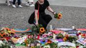 Upamiętnienie ofiary oraz rannych ataku na paradę równości w Berlinie. Fot. PAP/EPA/FILIP SINGER 
