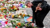 Upamiętnienie ofiary oraz rannych ataku na paradę równości w Berlinie. Fot. PAP/EPA/FILIP SINGER 