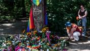 Upamiętnienie ofiary oraz rannych ataku na paradę równości w Berlinie. Fot. PAP/EPA/FILIP SINGER 