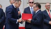 Prezydent RP Karol Nawrocki (L-front) i dr hab. inż. Krzysztof Chwastek (2P) podczas uroczystości wręczenia nominacji profesorskich w Pałacu Prezydenckim w Warszawie. Fot. PAP/Paweł Supernak