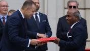 Prezydent RP Karol Nawrocki (2L) i dr hab. Franklin Gregory (P) podczas uroczystości wręczenia nominacji profesorskich w Pałacu Prezydenckim w Warszawie. Fot. PAP/Paweł Supernak