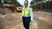 Minister infrastruktury Dariusz Klimczak podczas inauguracji budowy Głębokowodnego Terminala Kontenerowego Przylądek Pomerania. Fot. PAP/Marcin Bielecki